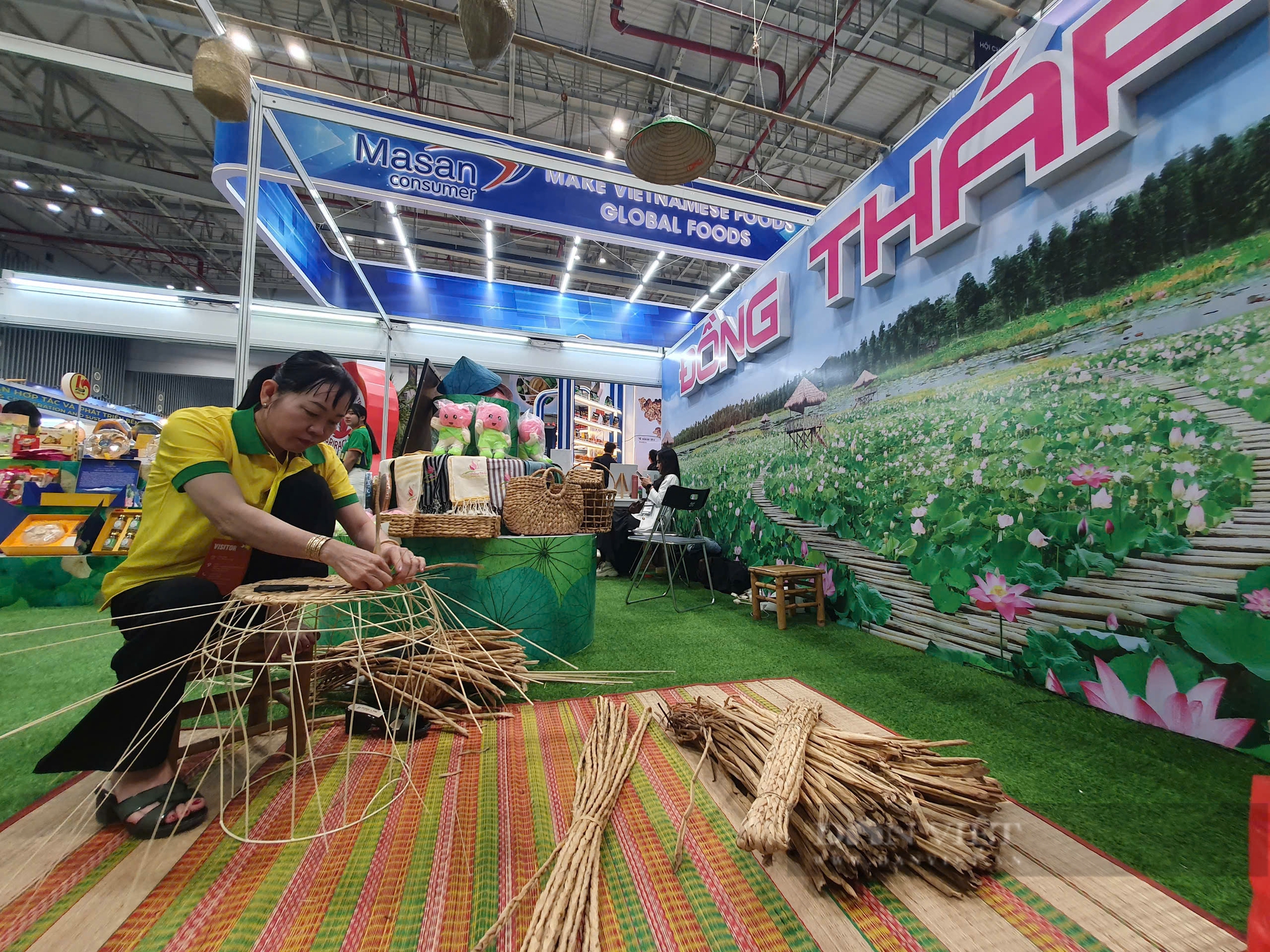 Nông dân mang đặc sản quê mình đến TP.HCM, bán được nhiều cho khách quốc tế - Ảnh 7.