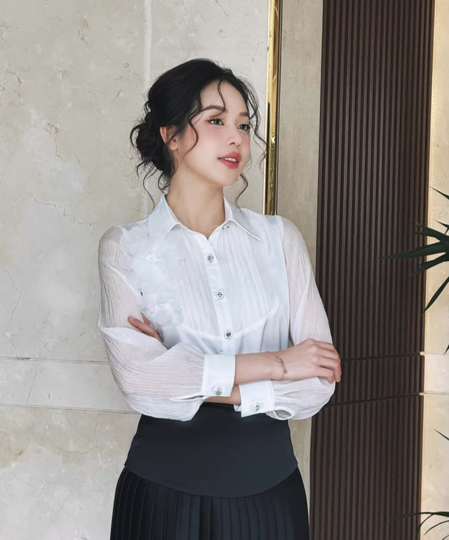 Áo sơ mi trắng cách điệu giúp nàng nâng tầm phong cách công sở mùa hè- Ảnh 4. Áo sơ mi trắng cách điệu giúp nàng nâng tầm phong cách công sở mùa hè- Ảnh 4.