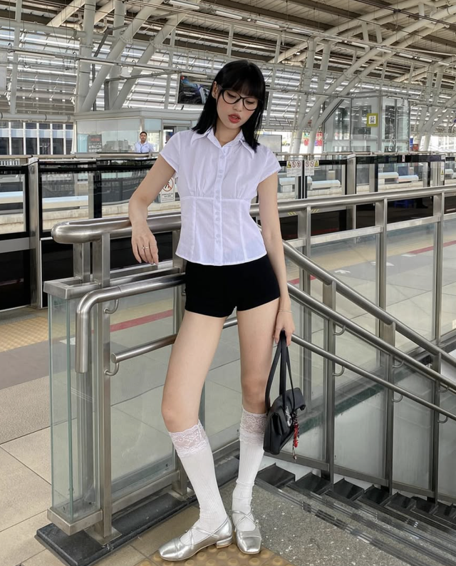 Áo sơ mi trắng cách điệu giúp nàng nâng tầm phong cách công sở mùa hè- Ảnh 6. Áo sơ mi trắng cách điệu giúp nàng nâng tầm phong cách công sở mùa hè- Ảnh 6.