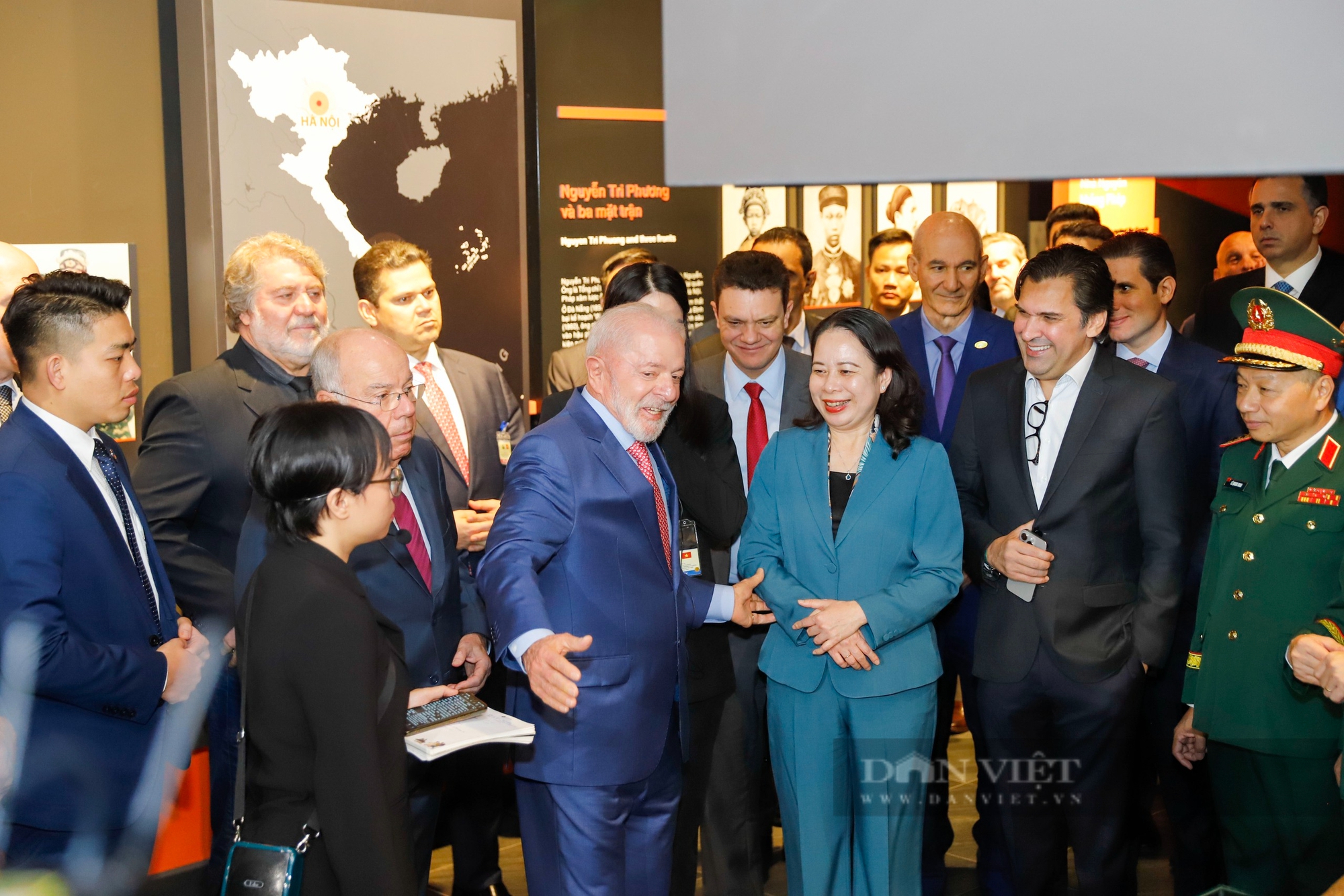 Hình ảnh Tổng thống Brazil Luiz Inácio Lula da Silva tham quan Bảo tàng Lịch sử Quân sự Việt Nam- Ảnh 2. Hình ảnh Tổng thống Brazil Luiz Inácio Lula da Silva tham quan Bảo tàng Lịch sử Quân sự Việt Nam- Ảnh 2.