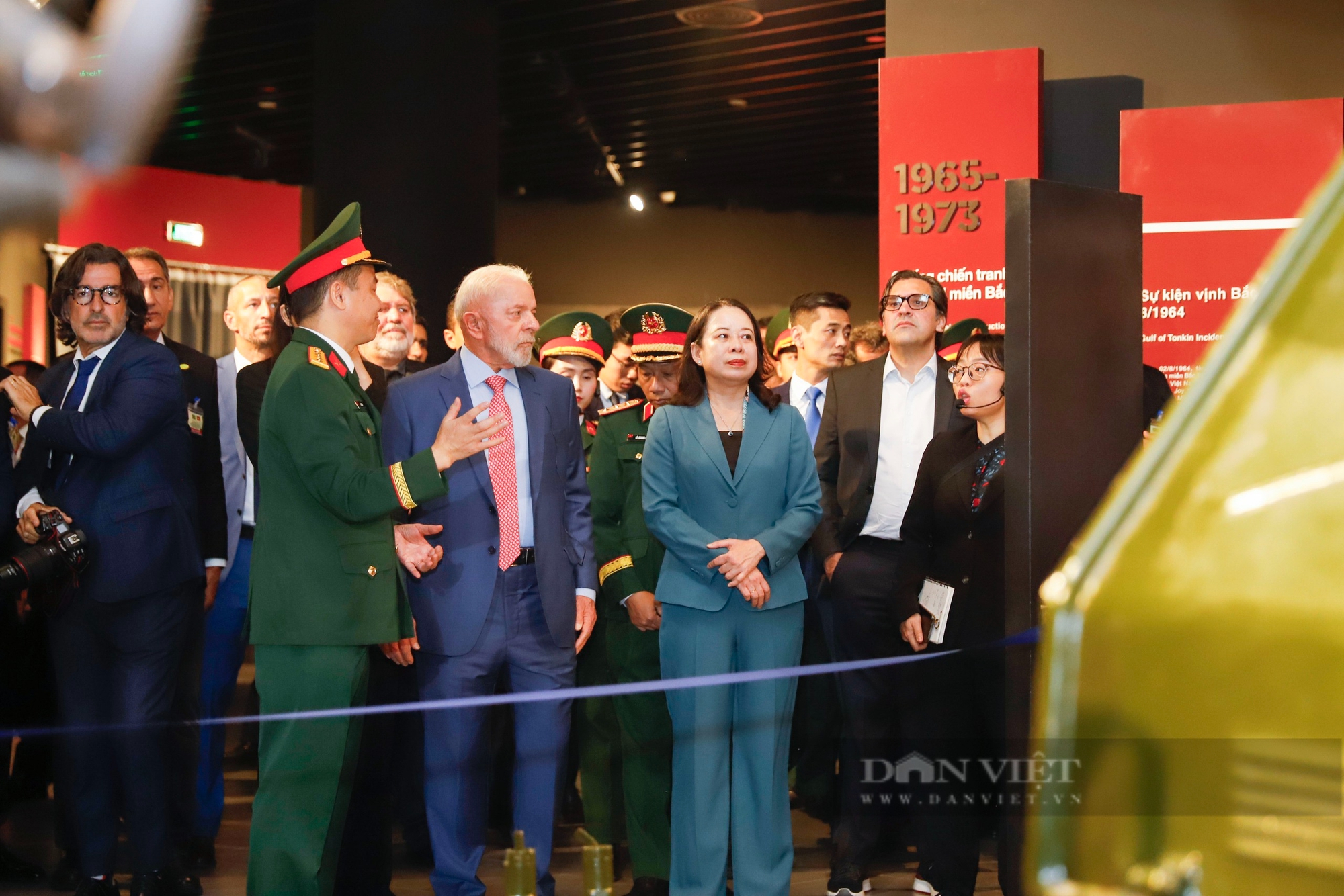 Hình ảnh Tổng thống Brazil Luiz Inácio Lula da Silva tham quan Bảo tàng Lịch sử Quân sự Việt Nam- Ảnh 3. Hình ảnh Tổng thống Brazil Luiz Inácio Lula da Silva tham quan Bảo tàng Lịch sử Quân sự Việt Nam- Ảnh 3.