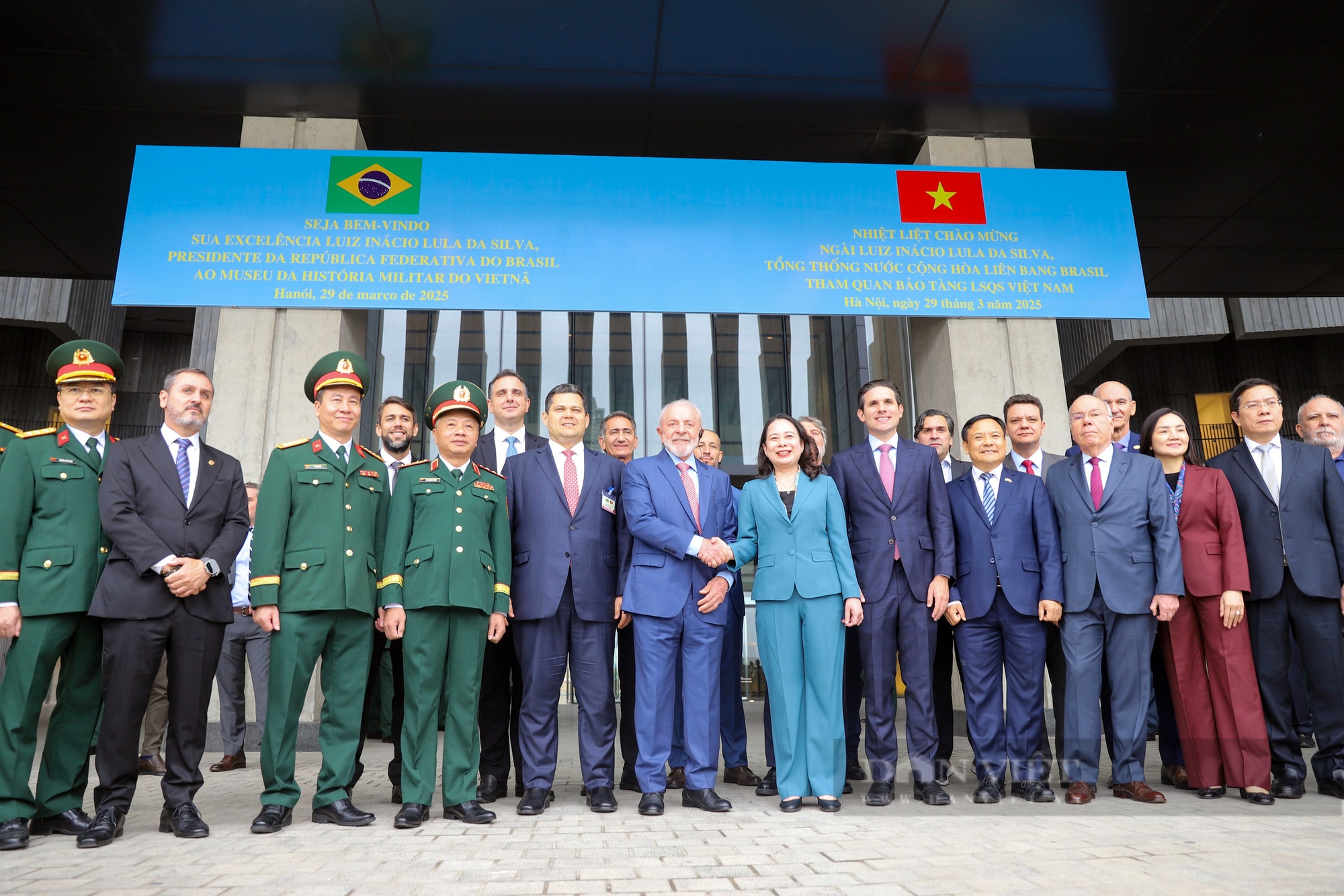Hình ảnh Tổng thống Brazil Luiz Inácio Lula da Silva tham quan Bảo tàng Lịch sử Quân sự Việt Nam- Ảnh 7. Hình ảnh Tổng thống Brazil Luiz Inácio Lula da Silva tham quan Bảo tàng Lịch sử Quân sự Việt Nam- Ảnh 7.