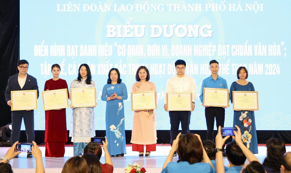 Phó Chủ tịch Thường trực Tổng LĐLĐ Việt Nam Thái Thu Xương trao Bằng khen của Tổng LĐLĐ Việt Nam cho các nhân tố xuất sắc trong phong trào thi đua văn hóa- thể thao