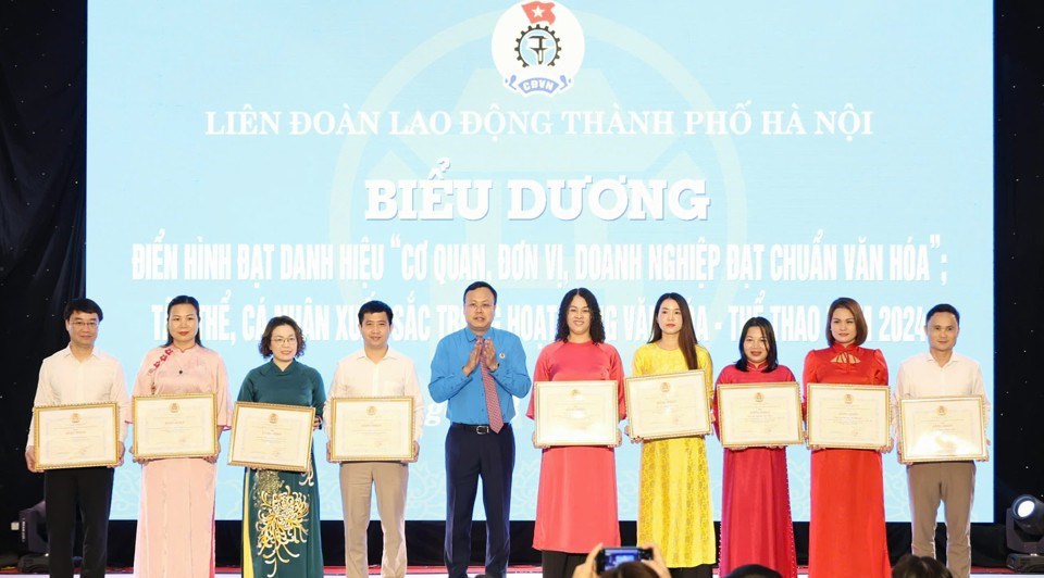 Tại hội nghị có 4 tập thể và 6 cá nhân xuất sắc được nhận Bằng khen của LĐLĐ TP