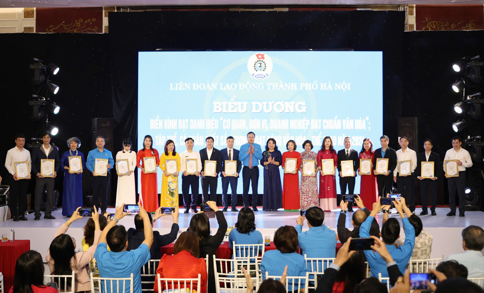 Lãnh đạo LĐLĐ TP trao chứng nhận cho các đơn vị đạt chuẩn văn hóa giai đoạn 2023-2024