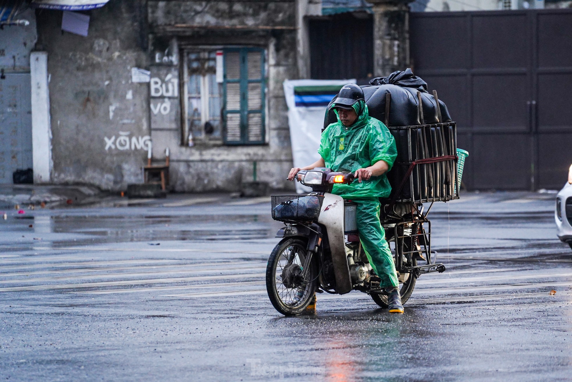 Không khí lạnh tràn về, người Hà Nội chật vật di chuyển trong gió mạnh ảnh 3