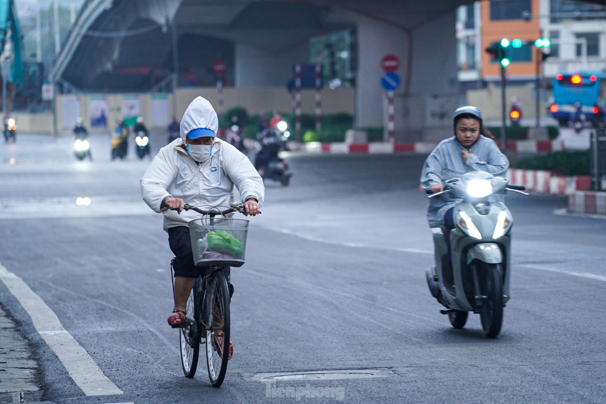 Không khí lạnh tràn về, người Hà Nội chật vật di chuyển trong gió mạnh ảnh 5