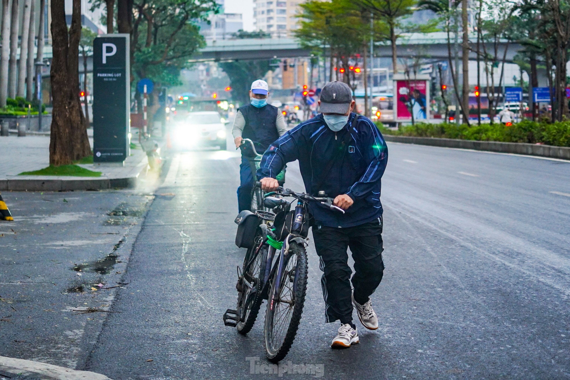 Không khí lạnh tràn về, người Hà Nội chật vật di chuyển trong gió mạnh ảnh 6
