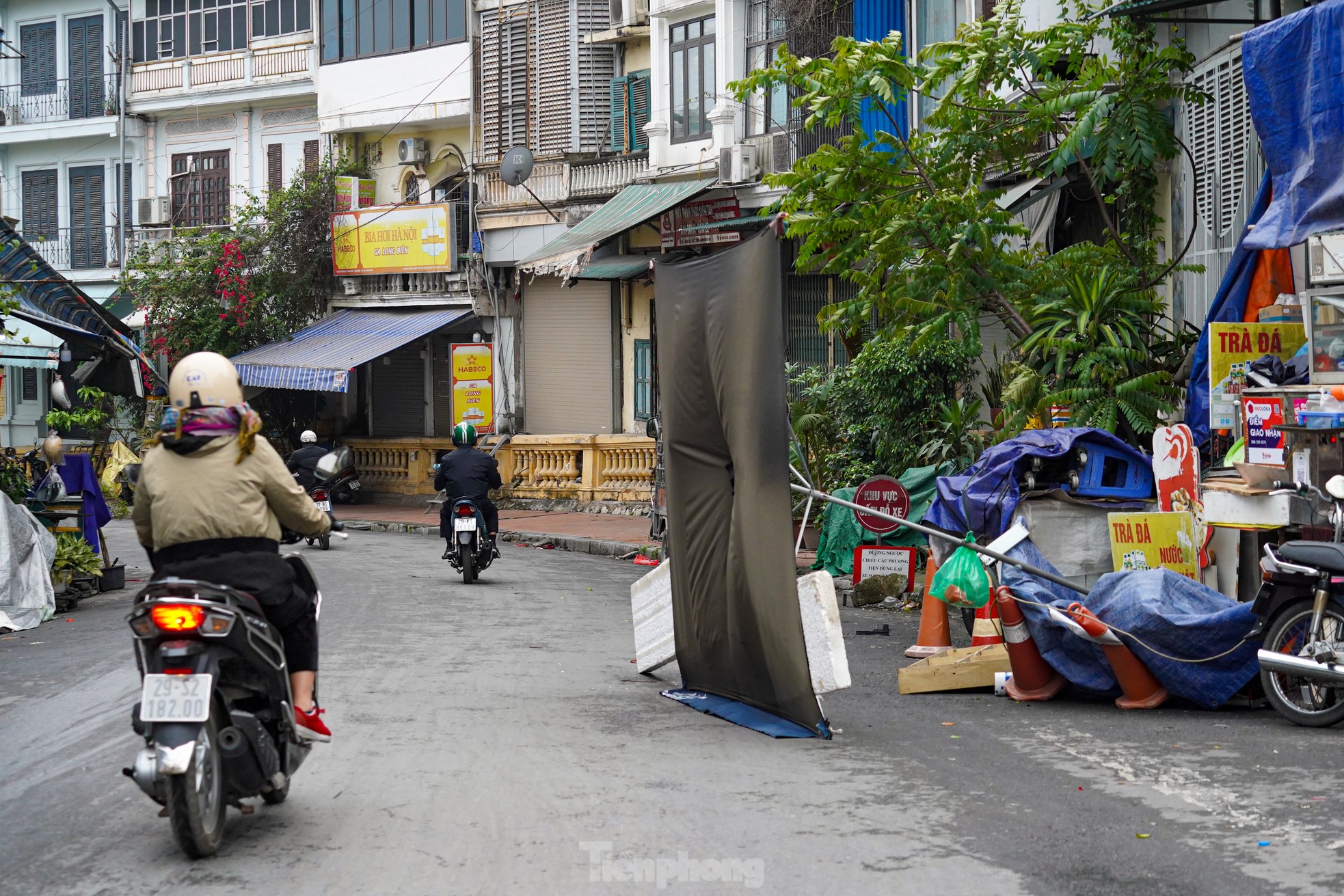 Không khí lạnh tràn về, người Hà Nội chật vật di chuyển trong gió mạnh ảnh 11