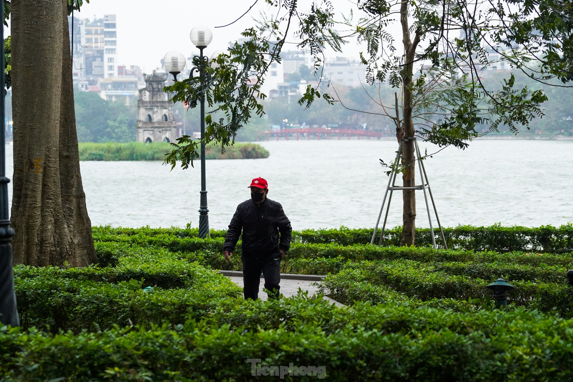 Không khí lạnh tràn về, người Hà Nội chật vật di chuyển trong gió mạnh ảnh 15