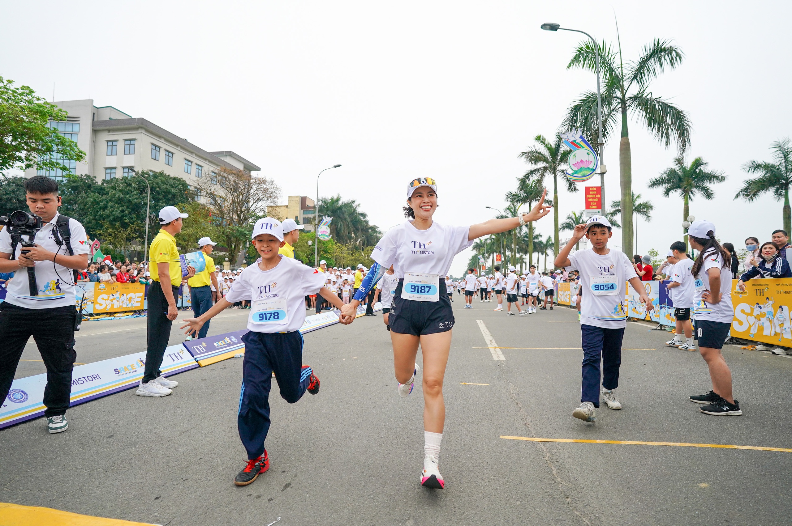 Giải chạy S-Race 2025 tại Hà Tĩnh: Hơn 10.000 VĐV học sinh tranh tài- Ảnh 2. Giải chạy S-Race 2025 tại Hà Tĩnh: Hơn 10.000 VĐV học sinh tranh tài- Ảnh 2.