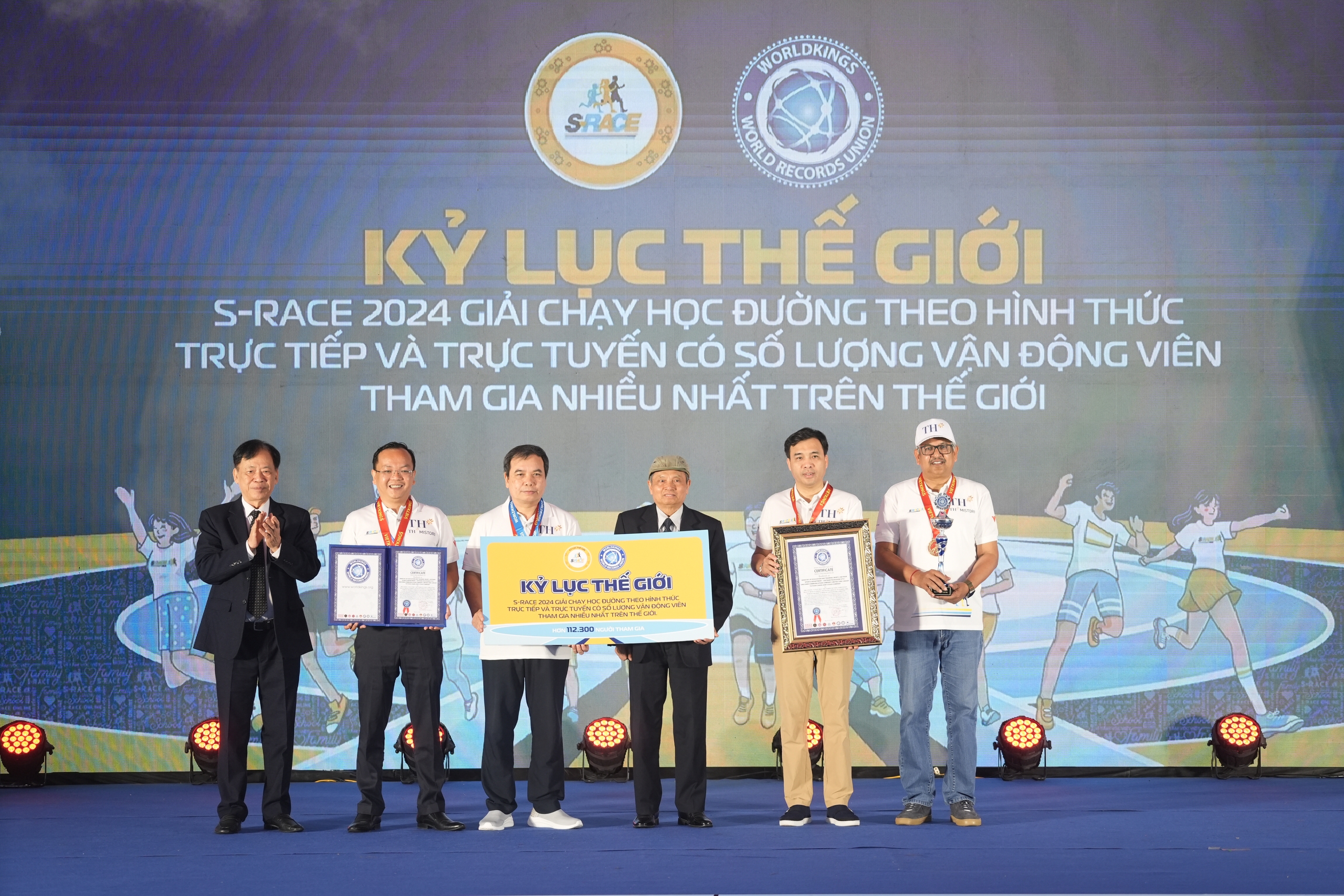 Giải chạy S-Race 2025 tại Hà Tĩnh: Hơn 10.000 VĐV học sinh tranh tài- Ảnh 4. Giải chạy S-Race 2025 tại Hà Tĩnh: Hơn 10.000 VĐV học sinh tranh tài- Ảnh 4.