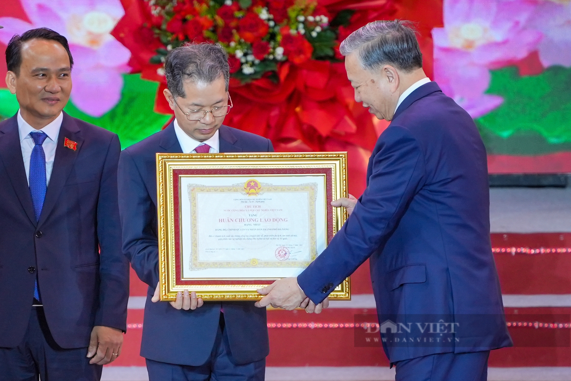 Toàn cảnh Tổng Bí thư Tô Lâm dự Lễ kỷ niệm 50 năm ngày giải phóng TP Đà Nẵng- Ảnh 7. Toàn cảnh Tổng Bí thư Tô Lâm dự Lễ kỷ niệm 50 năm ngày giải phóng TP Đà Nẵng - Ảnh 8.