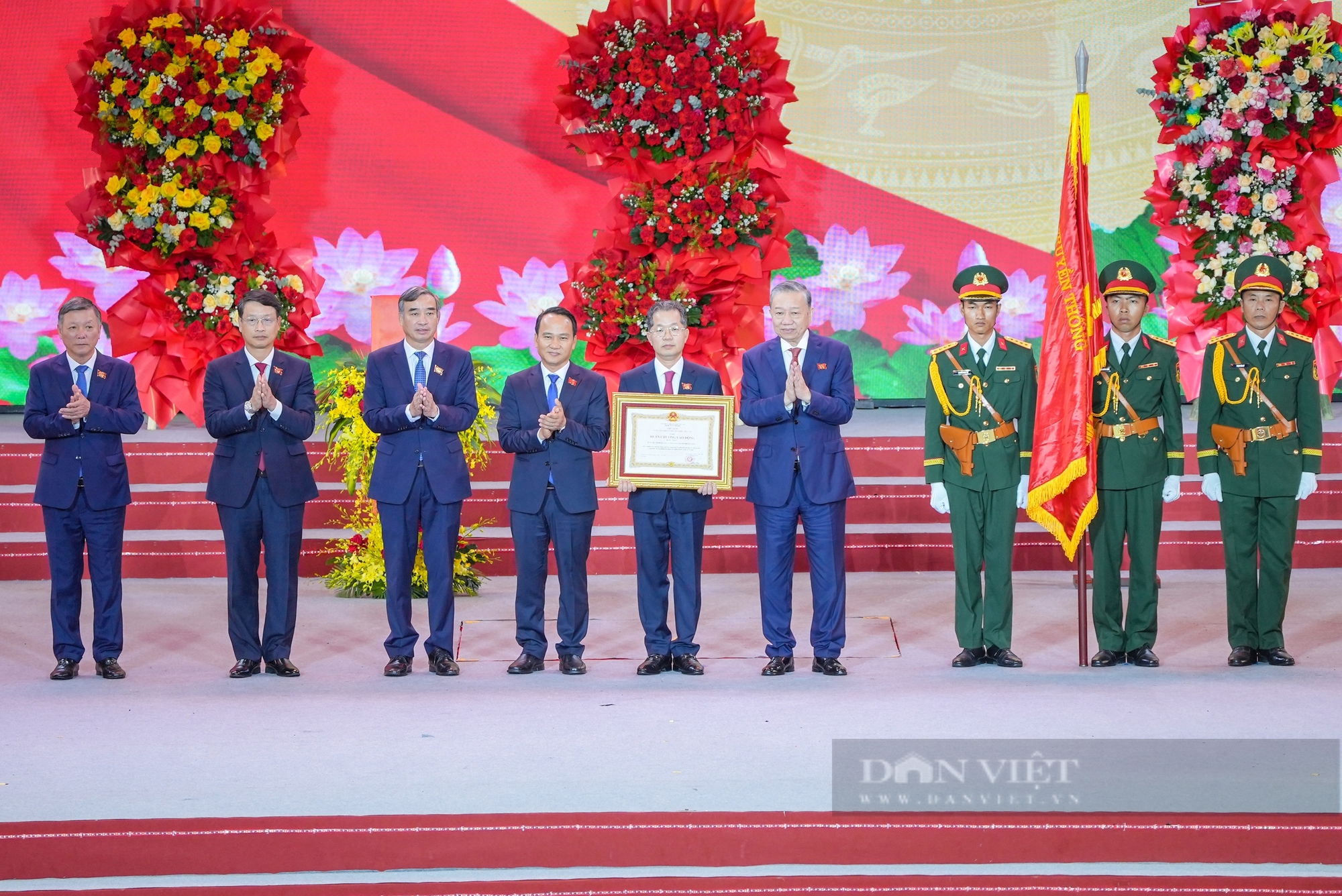 Toàn cảnh Tổng Bí thư Tô Lâm dự Lễ kỷ niệm 50 năm ngày giải phóng TP Đà Nẵng- Ảnh 8. Toàn cảnh Tổng Bí thư Tô Lâm dự Lễ kỷ niệm 50 năm ngày giải phóng TP Đà Nẵng - Ảnh 9.