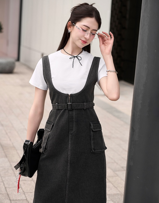 Từ cổ điển đến hiện đại, denim 'cân' mọi cá tính thời trang- Ảnh 3. Từ cổ điển đến hiện đại, denim 'cân' mọi cá tính thời trang- Ảnh 3.