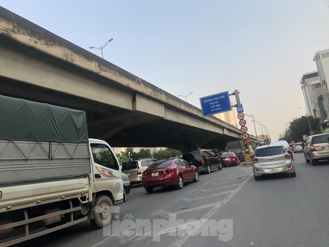 Xén dải phân cách mở rộng nút giao Trung Hòa và đường Khuất Duy Tiến ảnh 2