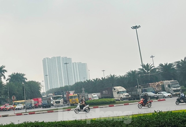 Xén dải phân cách mở rộng nút giao Trung Hòa và đường Khuất Duy Tiến ảnh 3