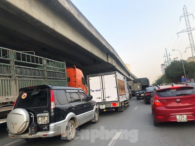 Xén dải phân cách mở rộng nút giao Trung Hòa và đường Khuất Duy Tiến ảnh 4