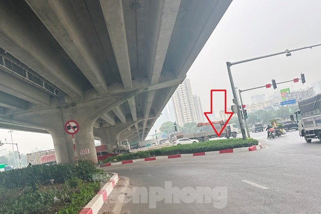 Xén dải phân cách mở rộng nút giao Trung Hòa và đường Khuất Duy Tiến ảnh 5