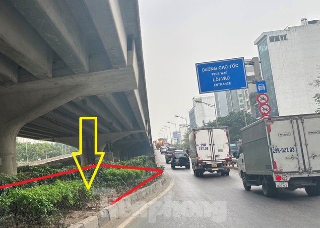 Xén dải phân cách mở rộng nút giao Trung Hòa và đường Khuất Duy Tiến ảnh 6
