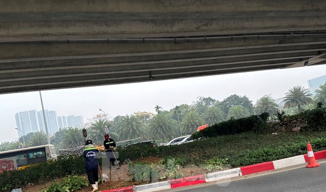 Xén dải phân cách mở rộng nút giao Trung Hòa và đường Khuất Duy Tiến ảnh 8