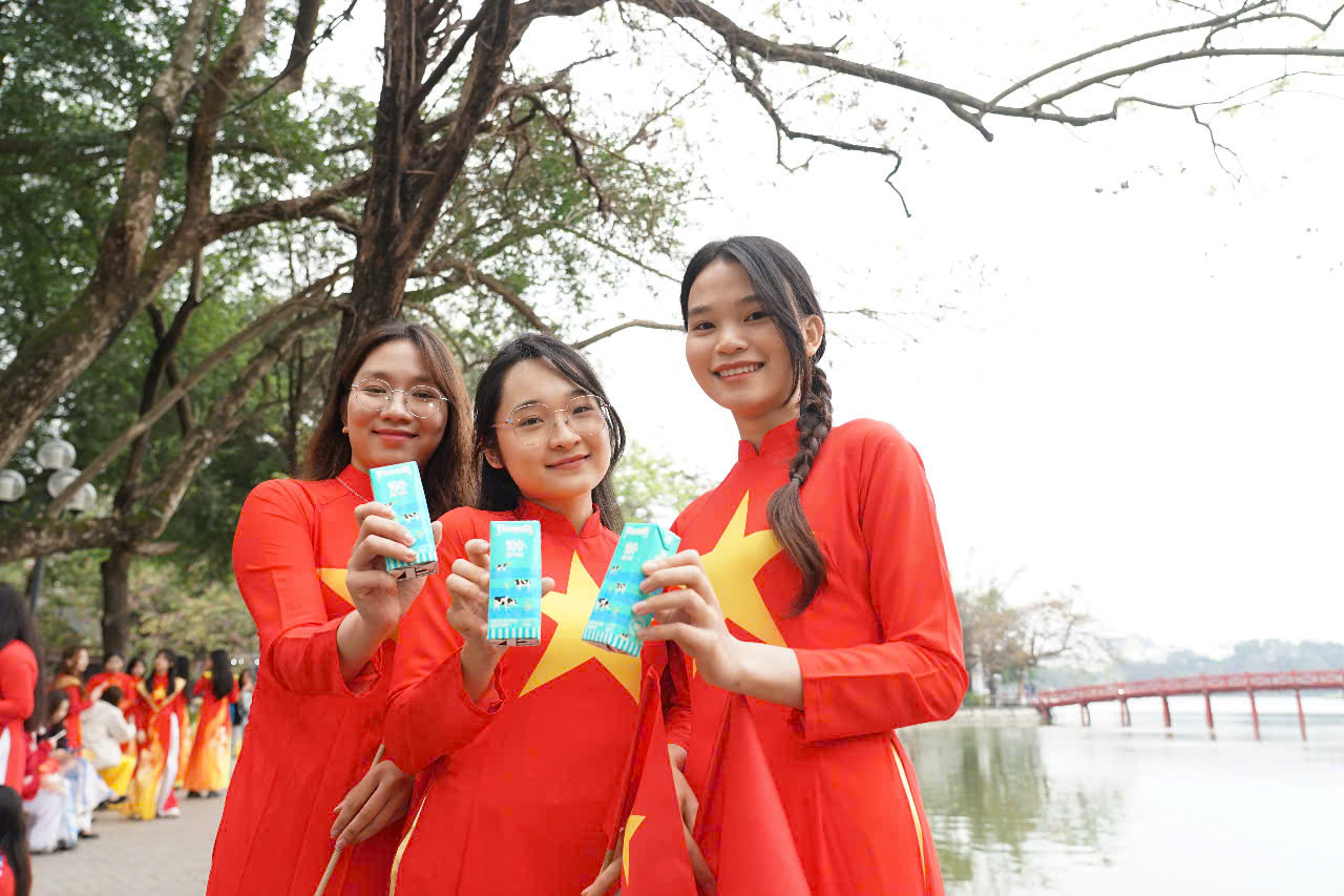 Vinamilk hỗ trợ nước uống, sữa tại sự kiện diễu hành áo dài và xếp hình bản đồ Việt Nam- Ảnh 3. Vinamilk hỗ trợ nước uống, sữa tại sự kiện diễu hành áo dài và xếp hình bản đồ Việt Nam- Ảnh 3.