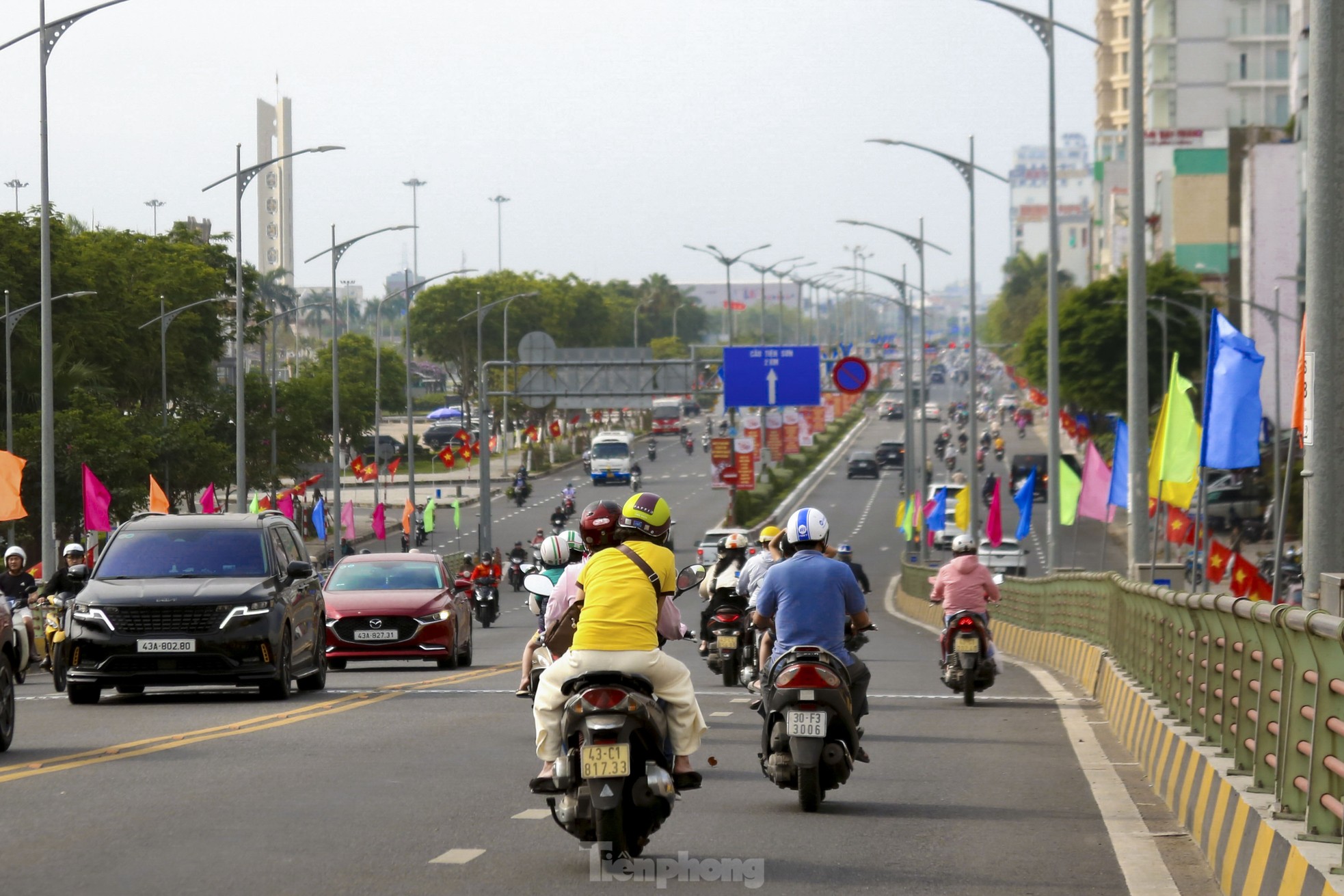 Đường phố Đà Nẵng rực sắc cờ trong ngày kỷ niệm 50 năm giải phóng thành phố ảnh 2