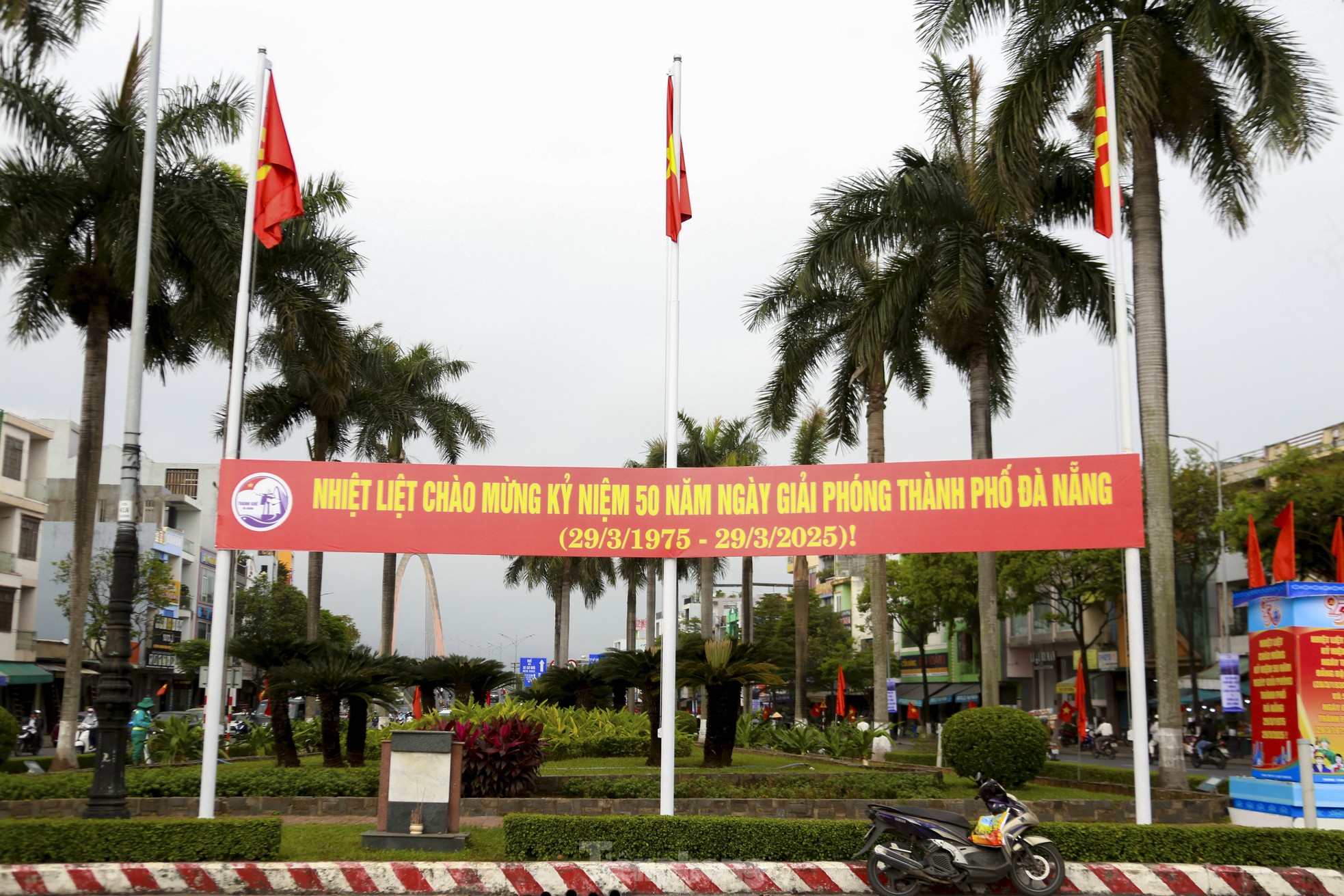 Đường phố Đà Nẵng rực sắc cờ trong ngày kỷ niệm 50 năm giải phóng thành phố ảnh 3