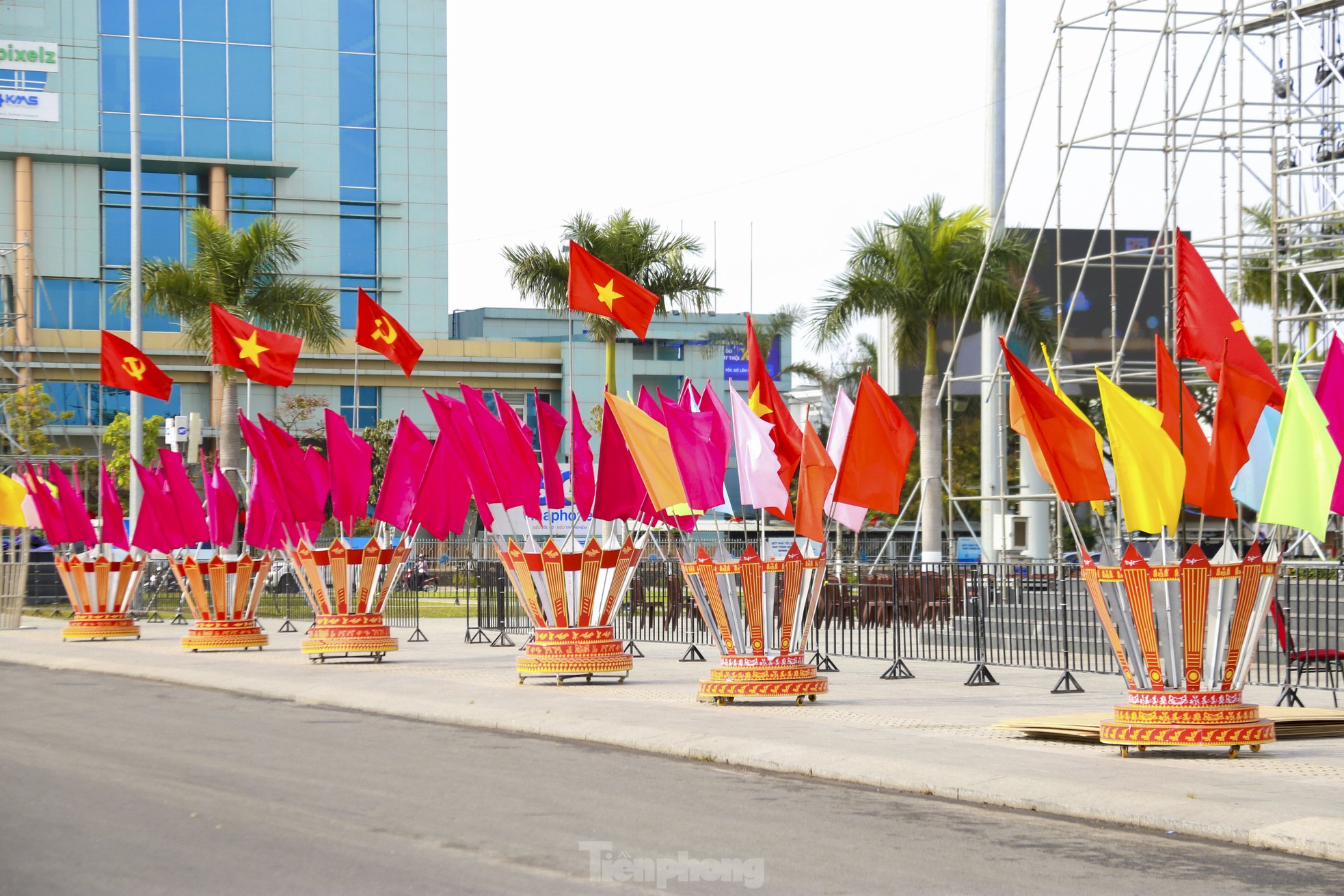 Đường phố Đà Nẵng rực sắc cờ trong ngày kỷ niệm 50 năm giải phóng thành phố ảnh 4