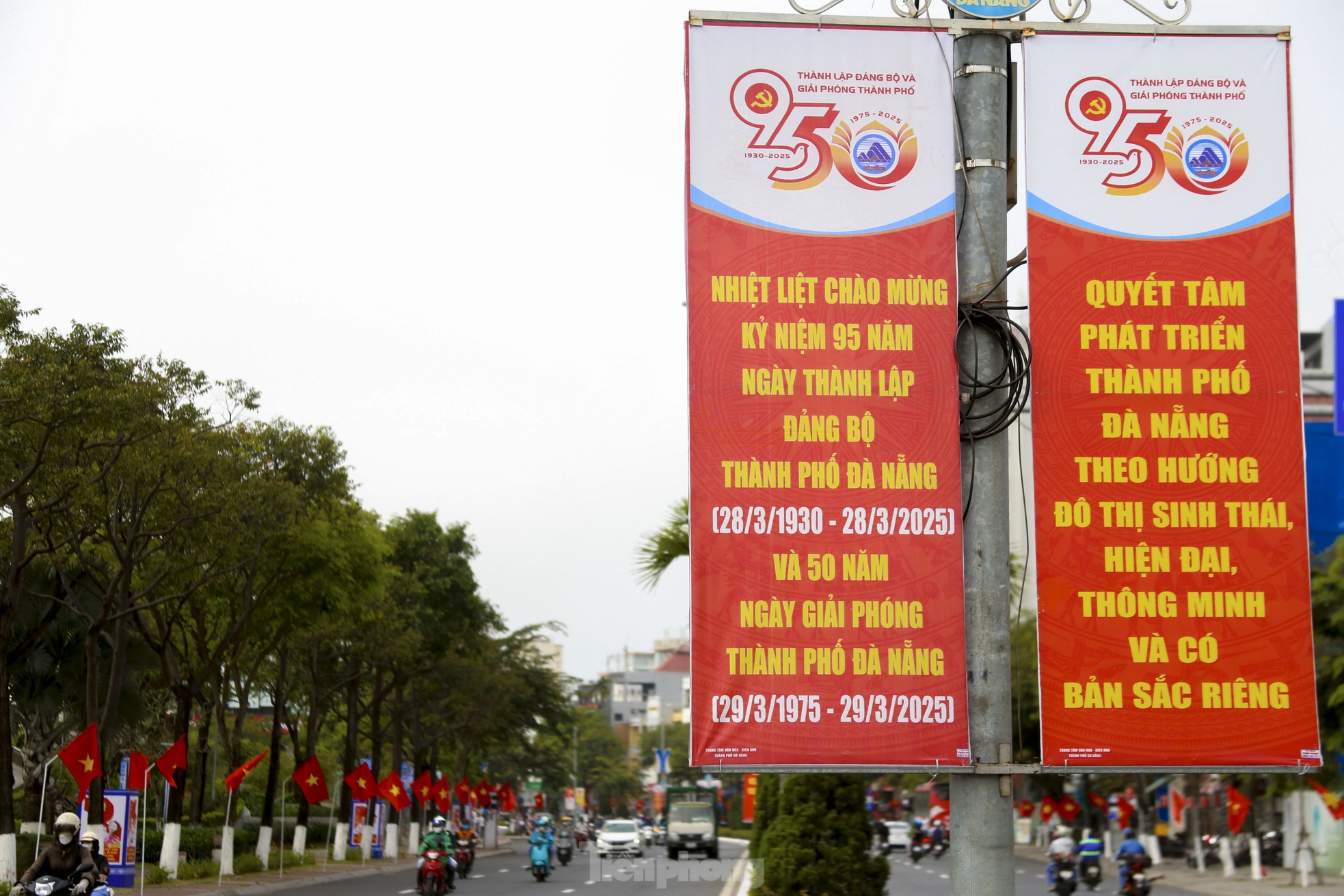 Đường phố Đà Nẵng rực sắc cờ trong ngày kỷ niệm 50 năm giải phóng thành phố ảnh 5