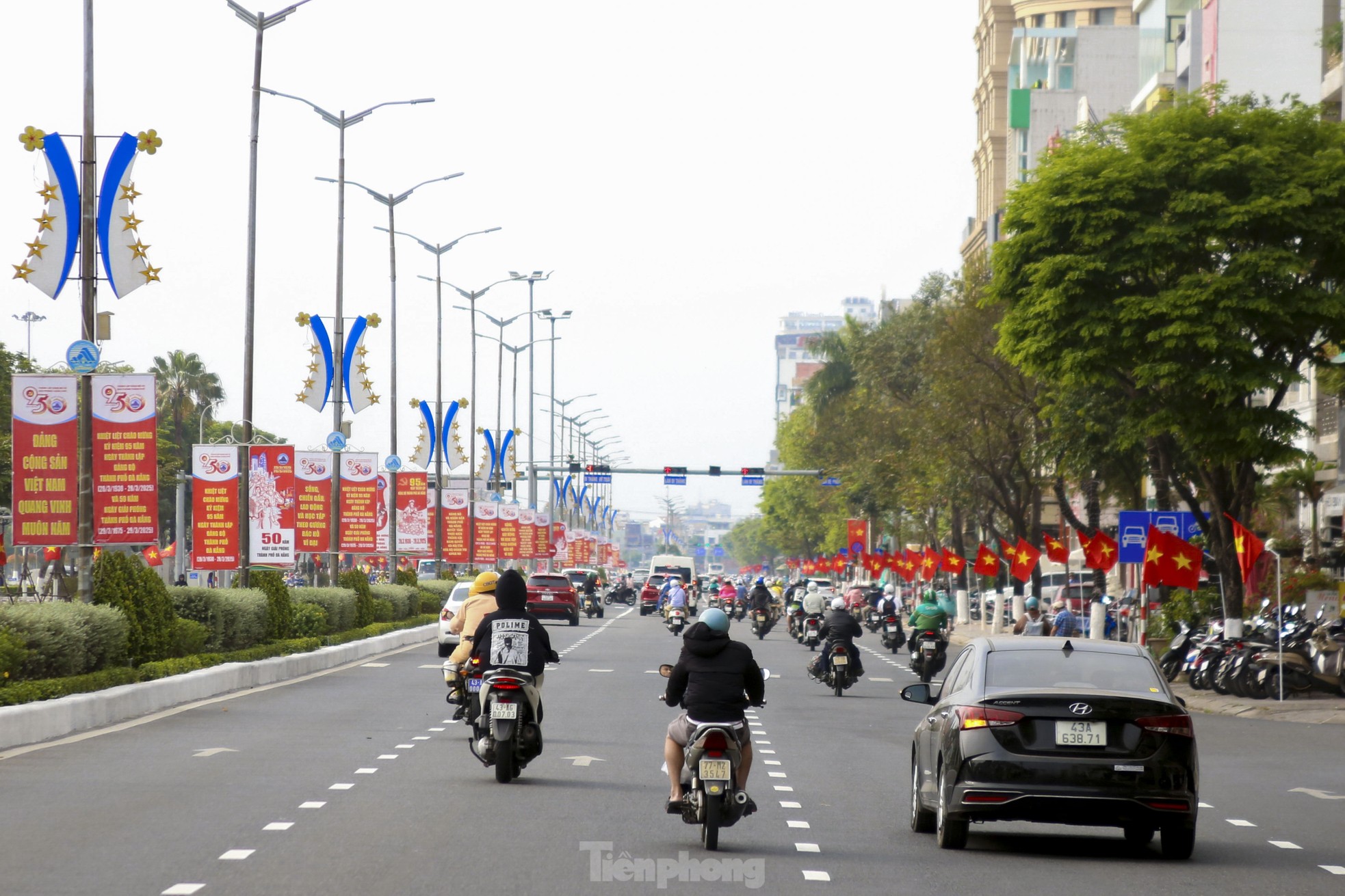 Đường phố Đà Nẵng rực sắc cờ trong ngày kỷ niệm 50 năm giải phóng thành phố ảnh 7