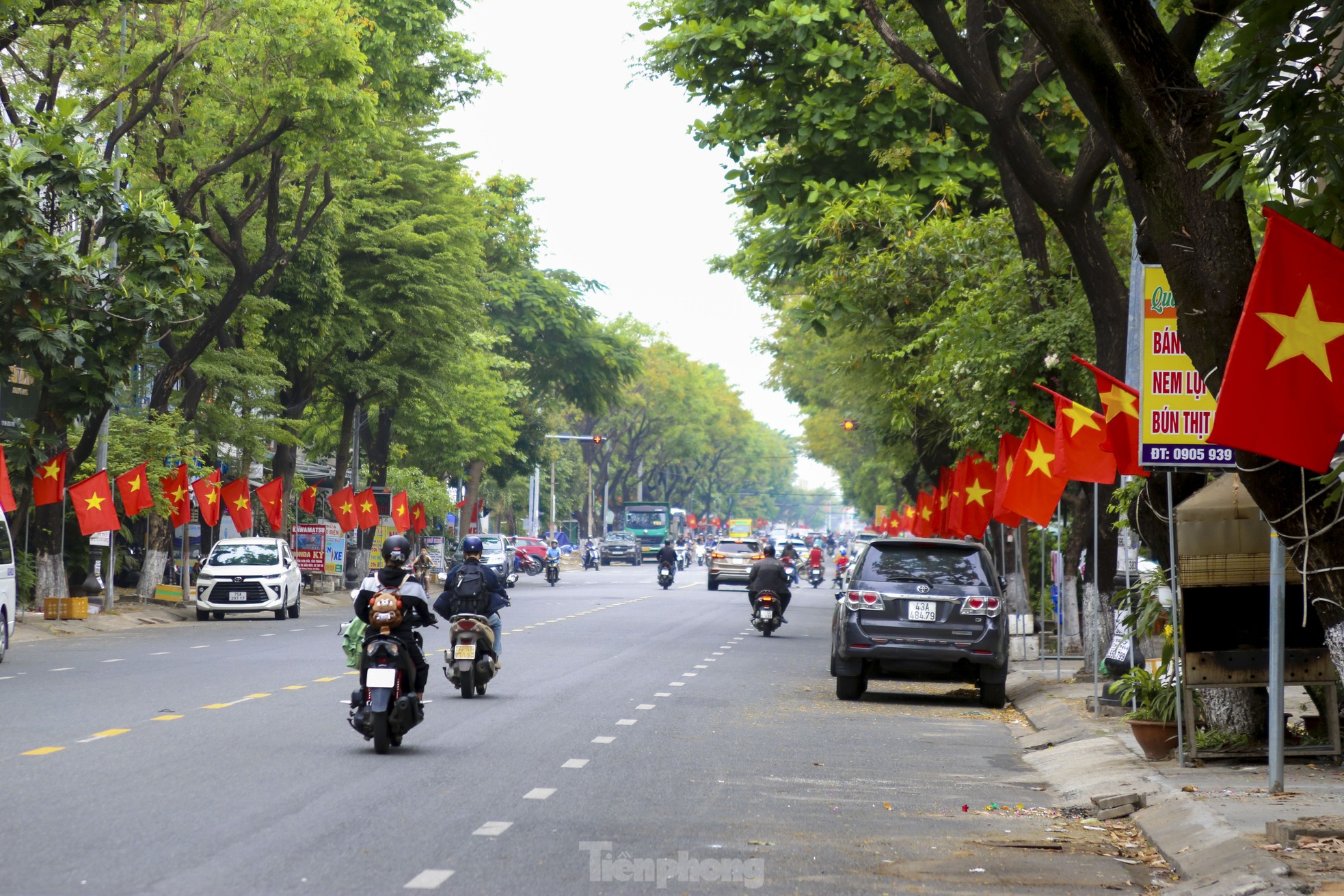 Đường phố Đà Nẵng rực sắc cờ trong ngày kỷ niệm 50 năm giải phóng thành phố ảnh 9