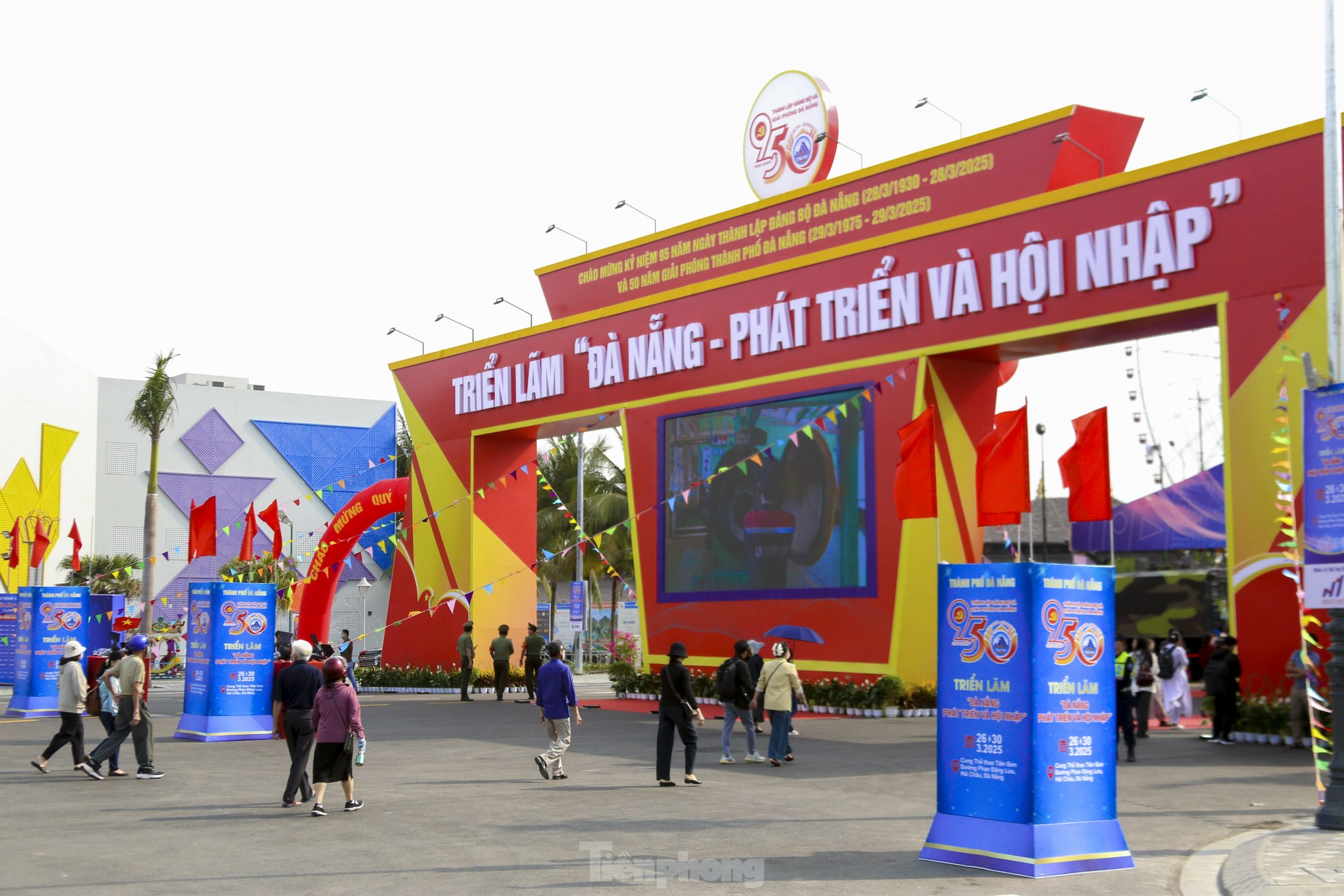 Đường phố Đà Nẵng rực sắc cờ trong ngày kỷ niệm 50 năm giải phóng thành phố ảnh 10