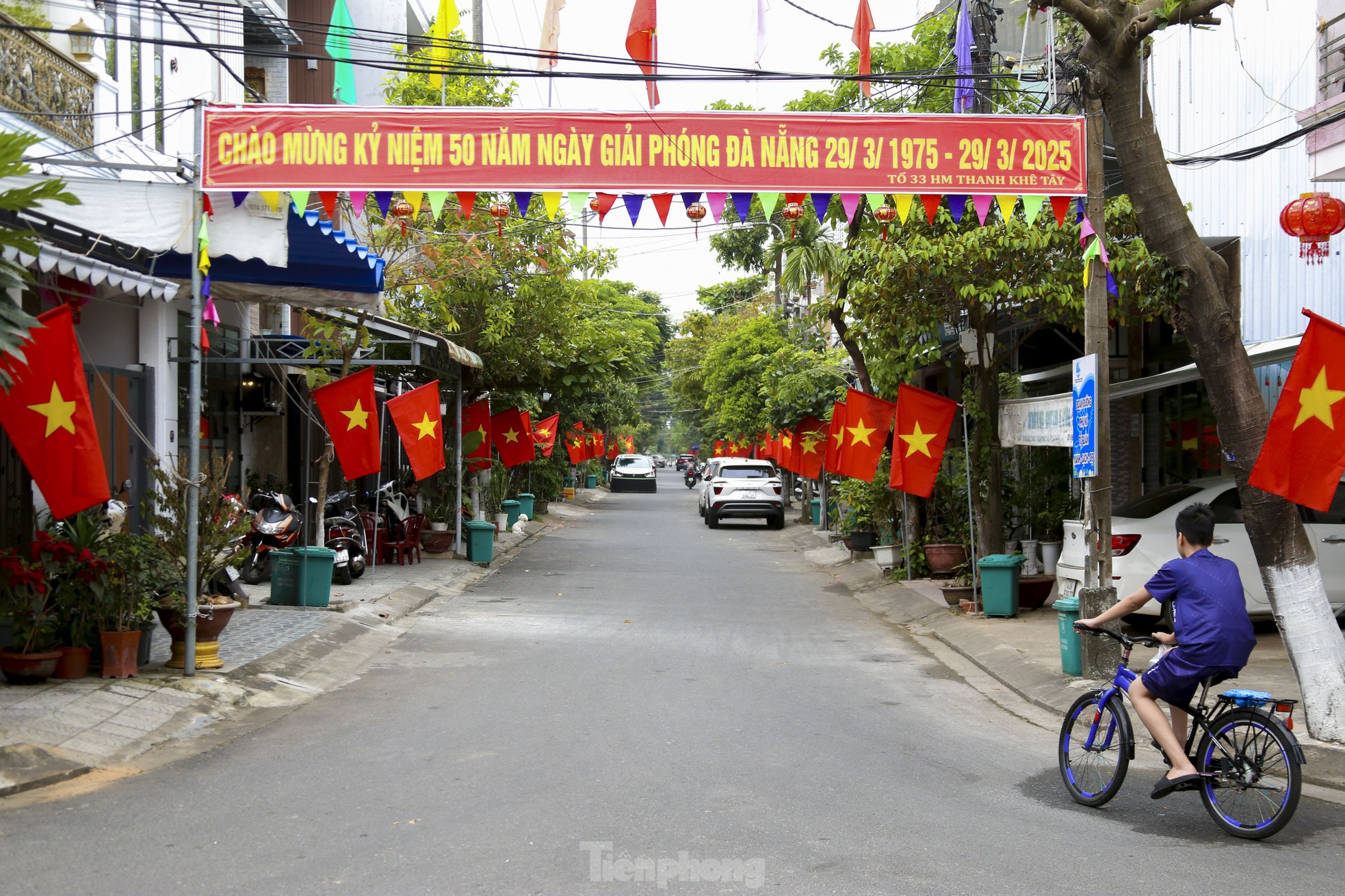 Đường phố Đà Nẵng rực sắc cờ trong ngày kỷ niệm 50 năm giải phóng thành phố ảnh 11