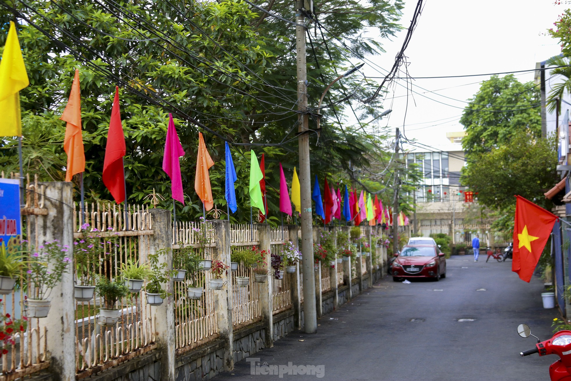 Đường phố Đà Nẵng rực sắc cờ trong ngày kỷ niệm 50 năm giải phóng thành phố ảnh 13