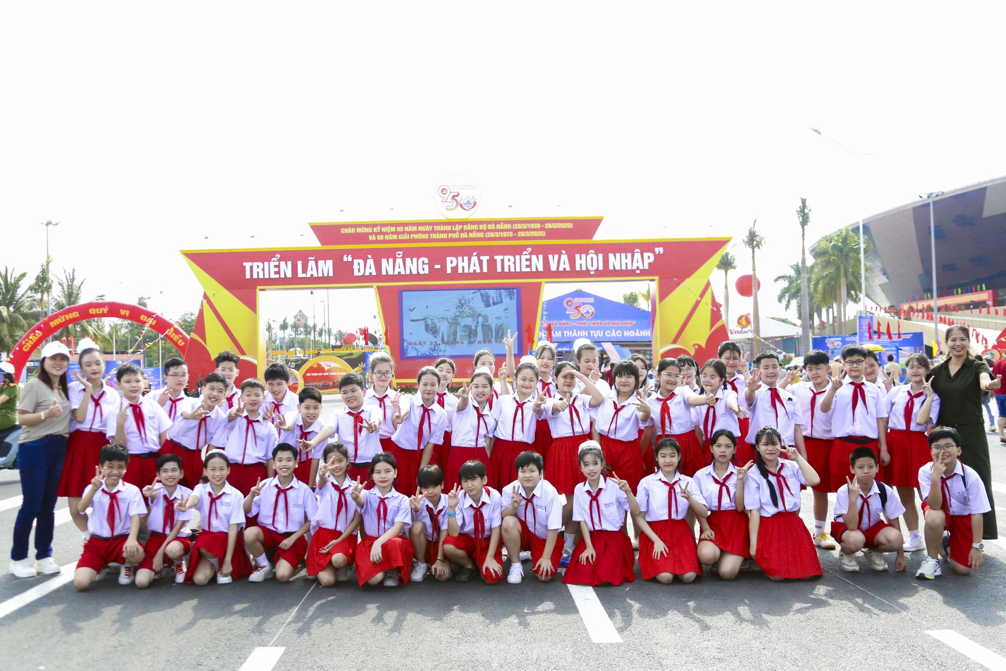 Đường phố Đà Nẵng rực sắc cờ trong ngày kỷ niệm 50 năm giải phóng thành phố ảnh 15