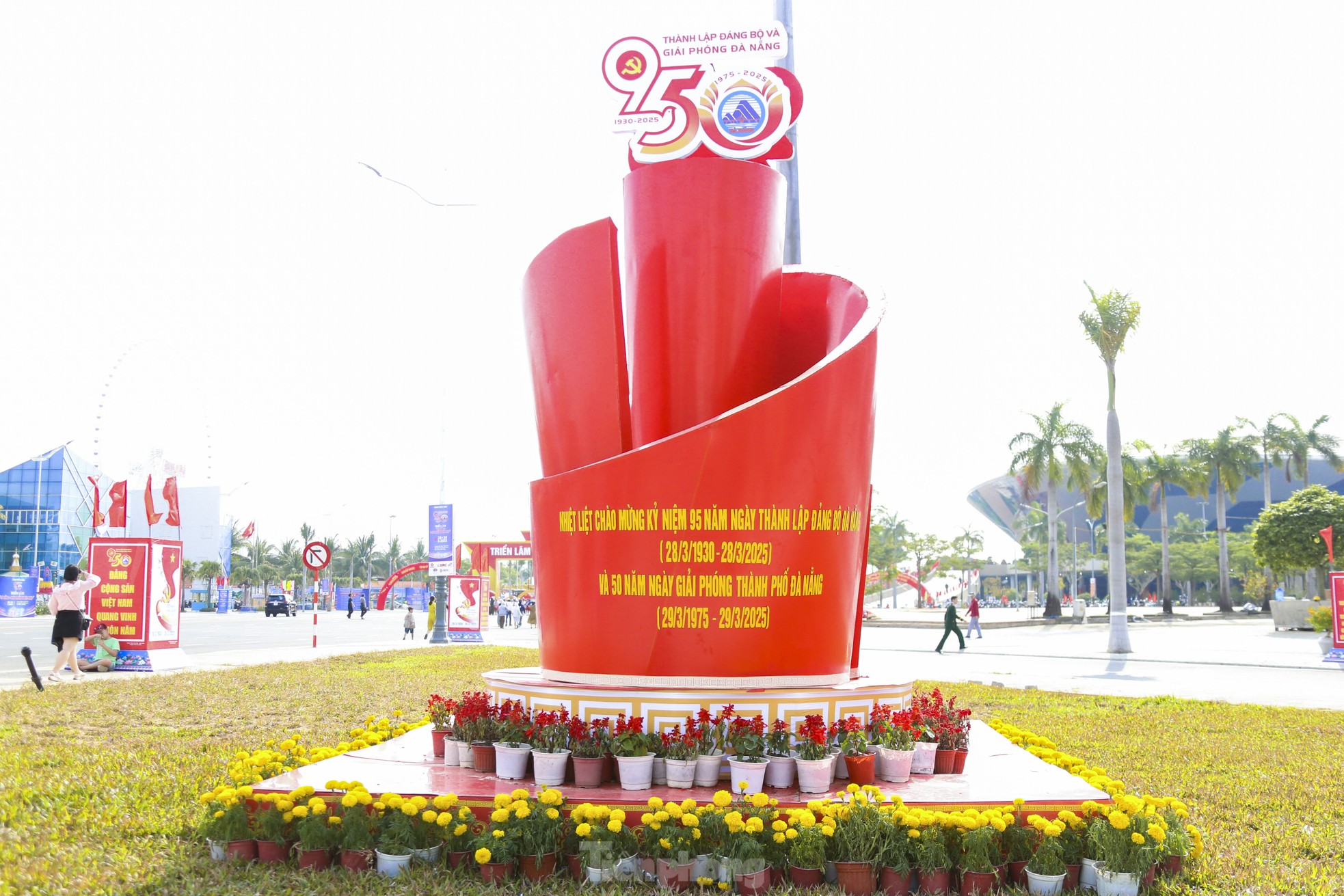Đường phố Đà Nẵng rực sắc cờ trong ngày kỷ niệm 50 năm giải phóng thành phố ảnh 16