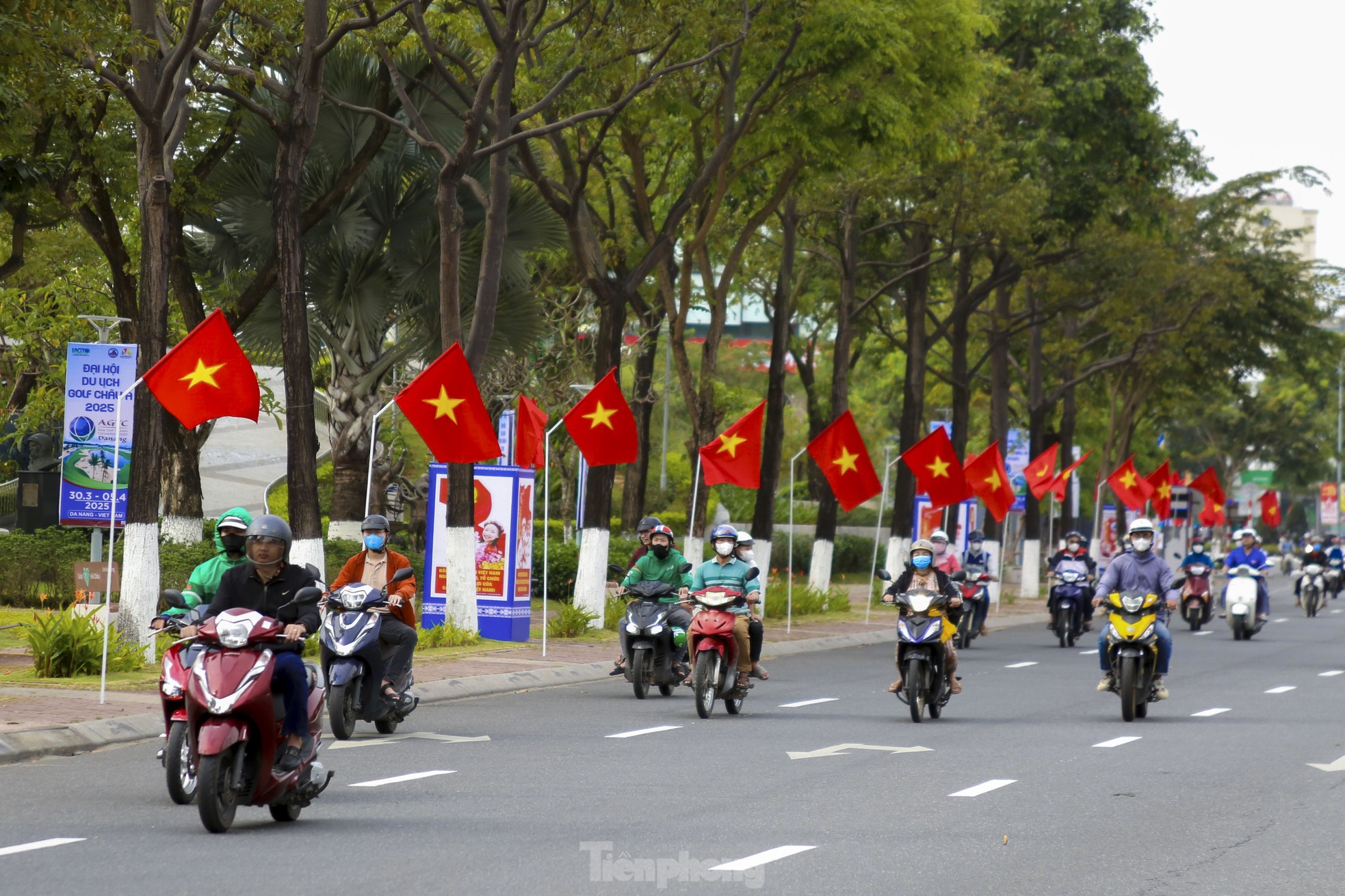 Đường phố Đà Nẵng rực sắc cờ trong ngày kỷ niệm 50 năm giải phóng thành phố ảnh 18