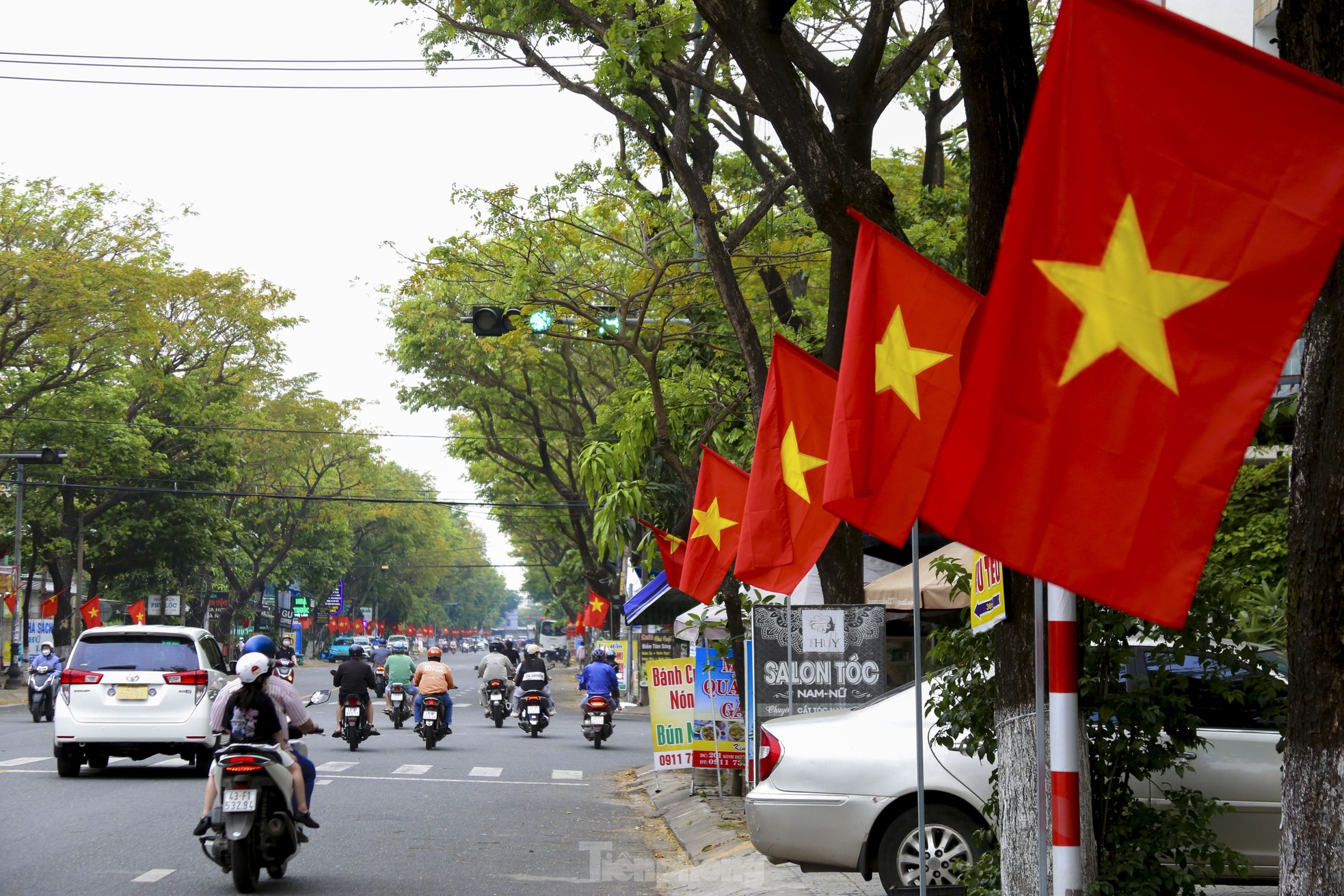 Đường phố Đà Nẵng rực sắc cờ trong ngày kỷ niệm 50 năm giải phóng thành phố ảnh 19