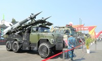 Người dân Đà Nẵng lần đầu tận thấy súng bắn tỉa, xe tên lửa 