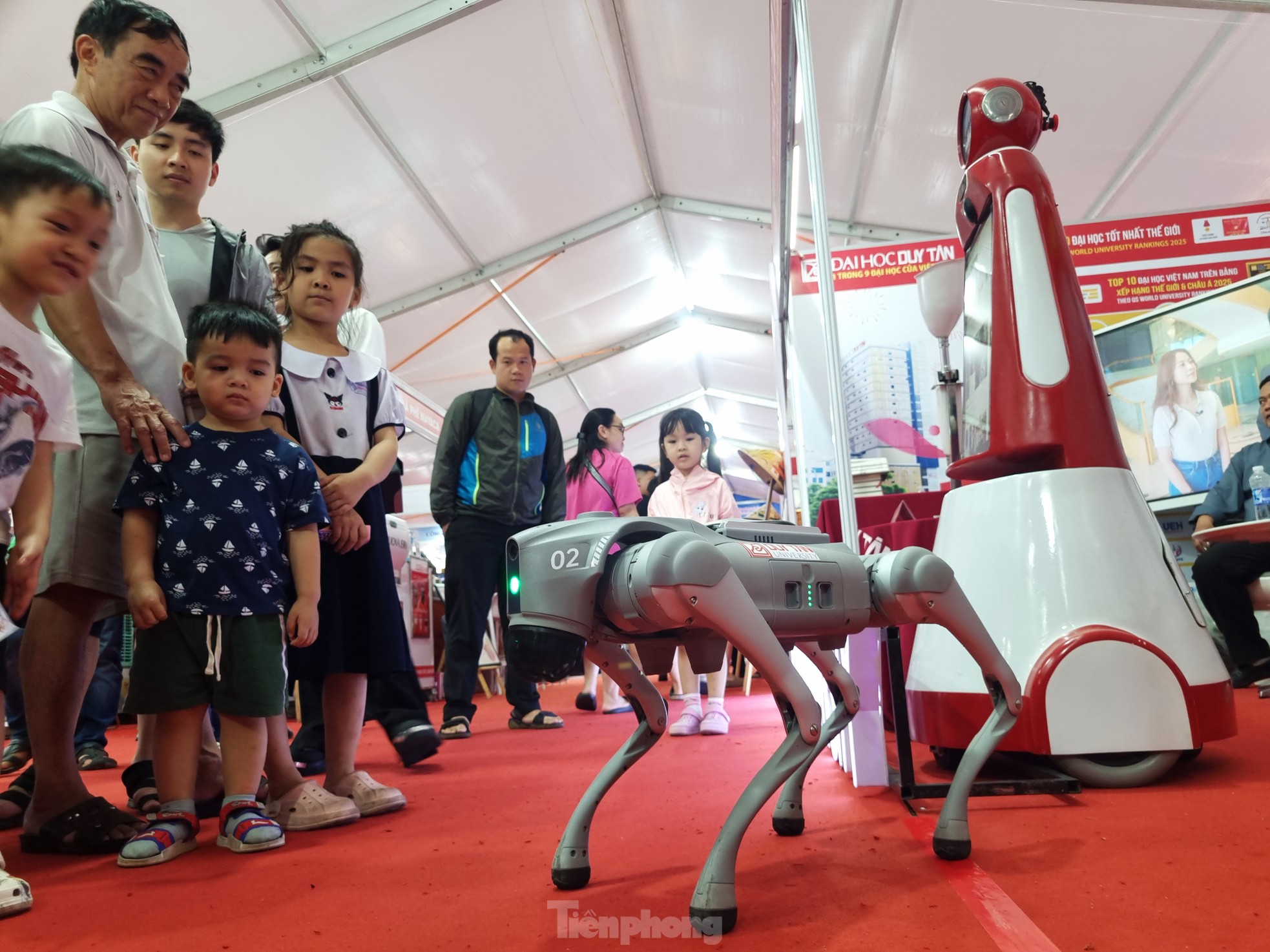 Chó robot 'vờn' chó nghiệp vụ gây sốt ở Đà Nẵng ảnh 2