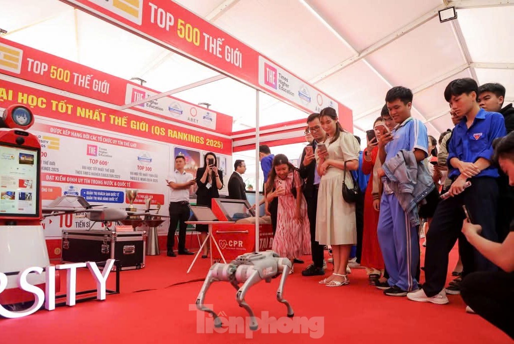 Chó robot 'vờn' chó nghiệp vụ gây sốt ở Đà Nẵng ảnh 5