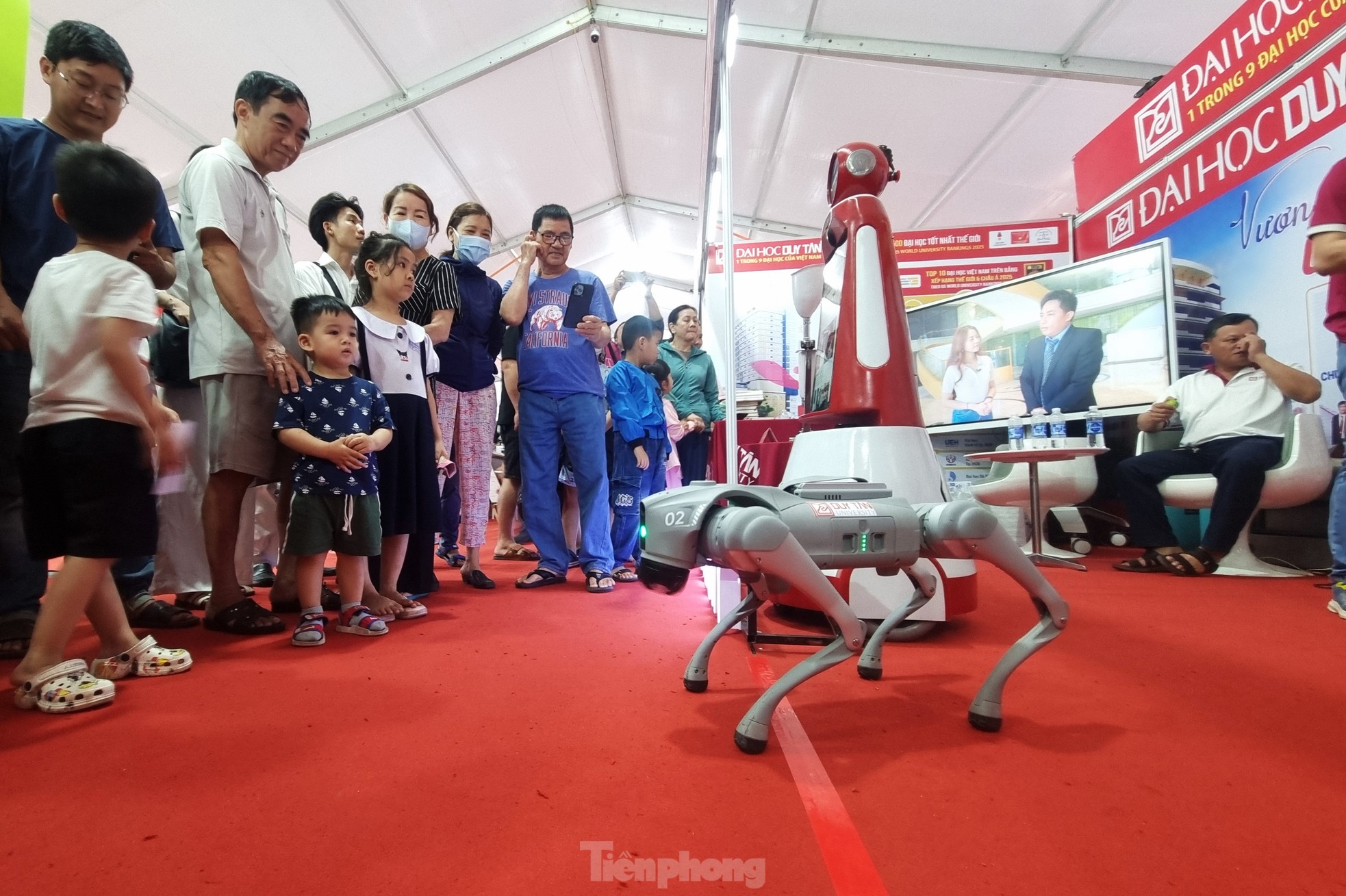 Chó robot 'vờn' chó nghiệp vụ gây sốt ở Đà Nẵng ảnh 7