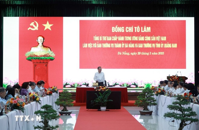 Tổng Bí thư Tô Lâm phát biểu chỉ đạo. (Ảnh: Thống Nhất/TTXVN) ttxvn-tong-bi-thu-to-lam-lam-viec-voi-ban-thuong-vu-thanh-uy-da-nang-va-ban-thuong-vu-tinh-uy-quang-nam-2903-2.jpg