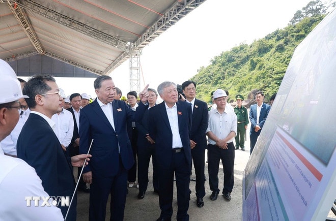 Tổng Bí thư Tô Lâm thăm dự án đầu tư, xây dựng Bến cảng Liên Chiểu - Phần cơ sở hạ tầng dùng chung. (Ảnh: Thống Nhất/TTXVN) ttxvn-tong-bi-thu-to-lam-lam-viec-voi-ban-thuong-vu-thanh-uy-da-nang-va-ban-thuong-vu-tinh-uy-quang-nam-2903-3.jpg