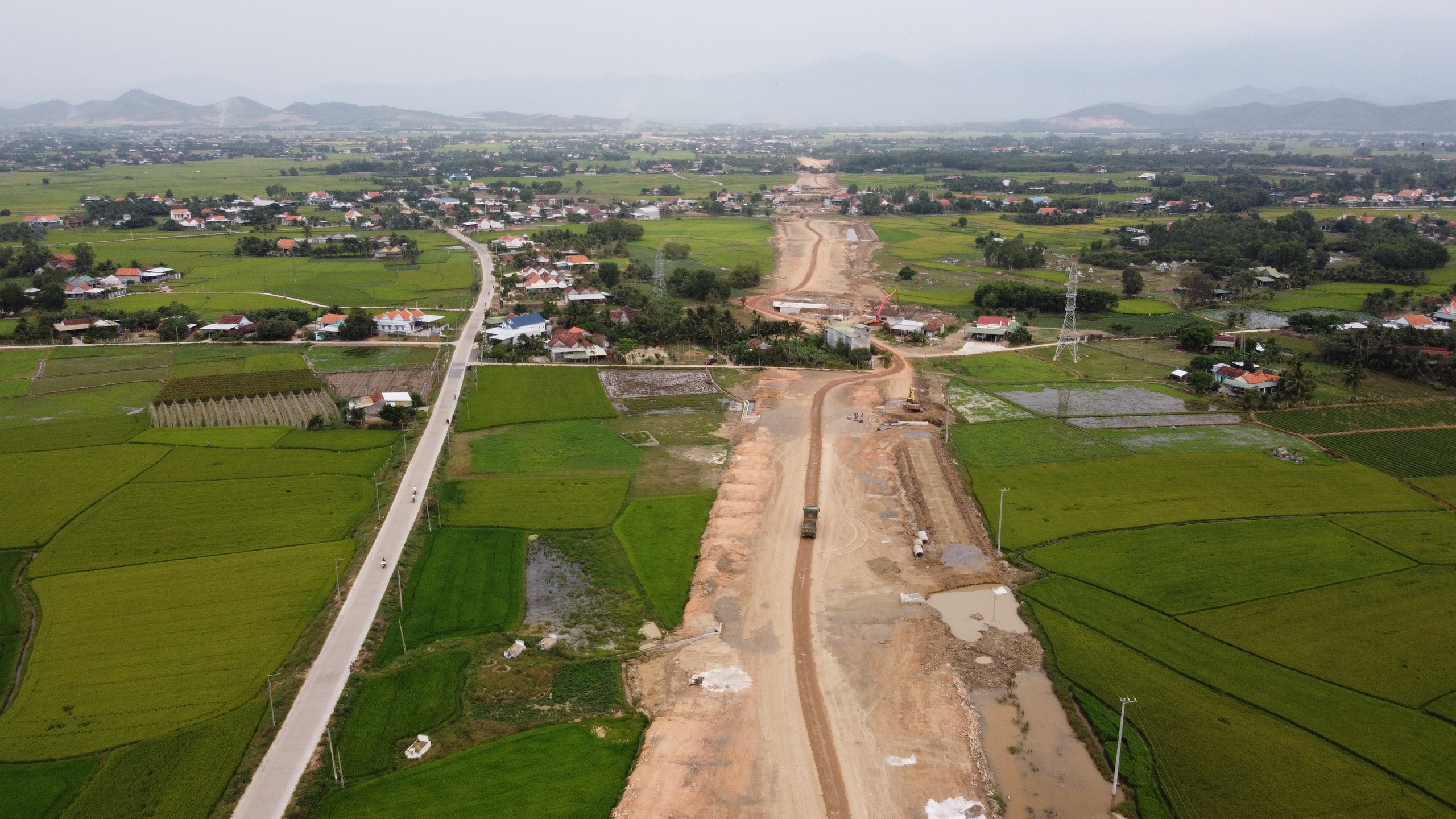 Cao tốc Khánh Hòa - Buôn Ma Thuột: Vượt khó, chạy đua tiến độ- Ảnh 8. Cao tốc Khánh Hòa - Buôn Ma Thuột: Vượt khó, chạy đua tiến độ- Ảnh 8.