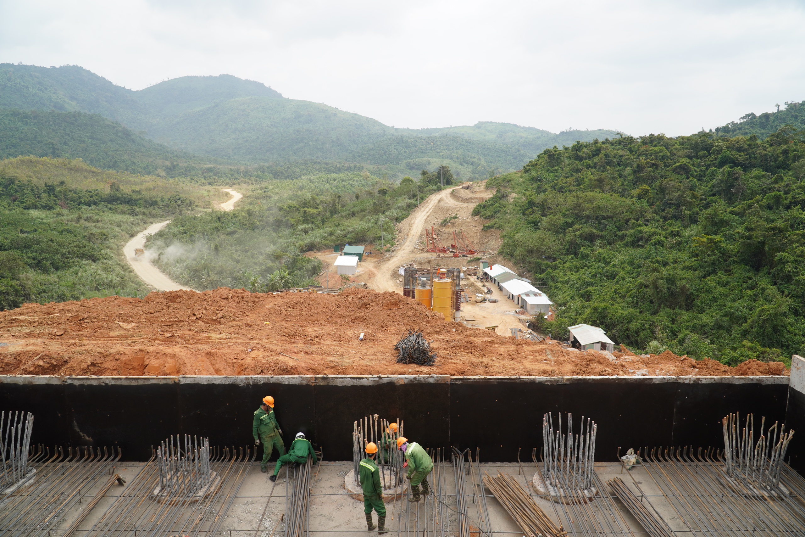 Cao tốc Khánh Hòa - Buôn Ma Thuột: Vượt khó, chạy đua tiến độ- Ảnh 12. Cao tốc Khánh Hòa - Buôn Ma Thuột: Vượt khó, chạy đua tiến độ- Ảnh 12.