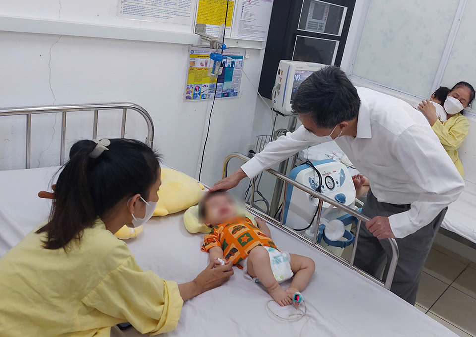 Thứ trưởng Bộ Y tế Trần Văn Thuấn thăm hỏi, động viên gia đình có trẻ mắc sởi điều trị tại BV Phụ sản - Nhi Đà Nẵng.
