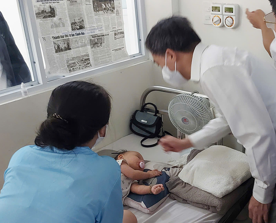 Đoàn công tác đề nghị các đơn vị truyền thông mạnh mẽ để nâng cao nhận thức người dân đưa trẻ đi tiêm chủng.