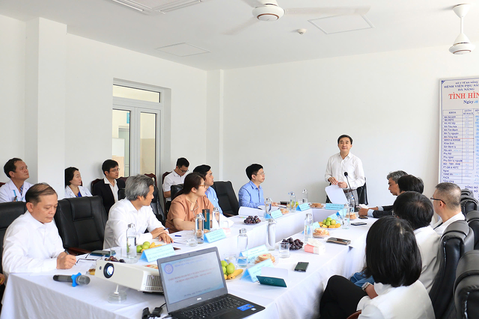 Thứ trưởng Bộ Y tế Trần Văn Thuấn phát biểu tại buổi kiểm tra công tác sàng lọc, phân luồng, thu dung điều trị bệnh nhân sởi trẻ em và người lớn tại BV Phụ sản - Nhi Đà Nẵng.